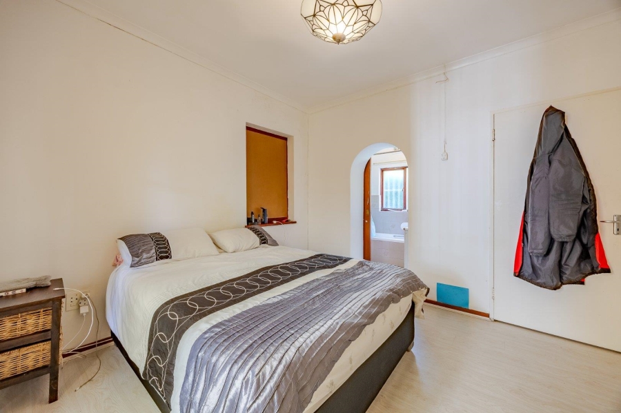 5 Bedroom Property for Sale in Lakeside Western Cape